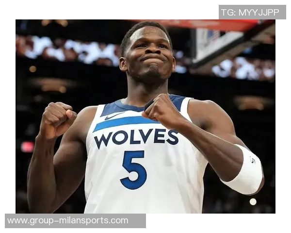 爱德华兹半场表现抢眼13投6中砍下并列最高16分助力球队奋勇争先 爱德华兹半场表现抢眼13投6中砍下并列最高16分助力球队奋勇争先