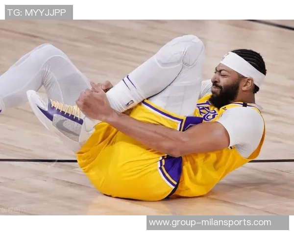 亚当斯在比赛中崴脚但表现稳定跑动无明显跛行状态良好